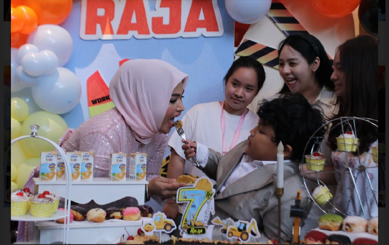 Bernuansa Jepang, Camel Petir Rayakan Ulang Tahun Putranya