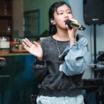 Penyanyi solo, Atiya Purnomo saat tampil di program musik Main-Main di Cipete. (Foto: I Wayan Bagiartana)