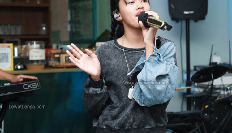 Penyanyi solo, Atiya Purnomo saat tampil di program musik Main-Main di Cipete. (Foto: I Wayan Bagiartana)