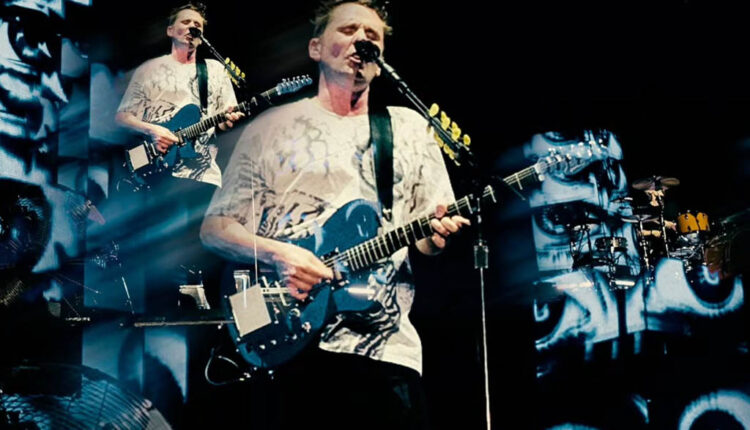Aksi Matt Bellamy saat konser Muse di Jakarta. (Foto: Instagram/muse)