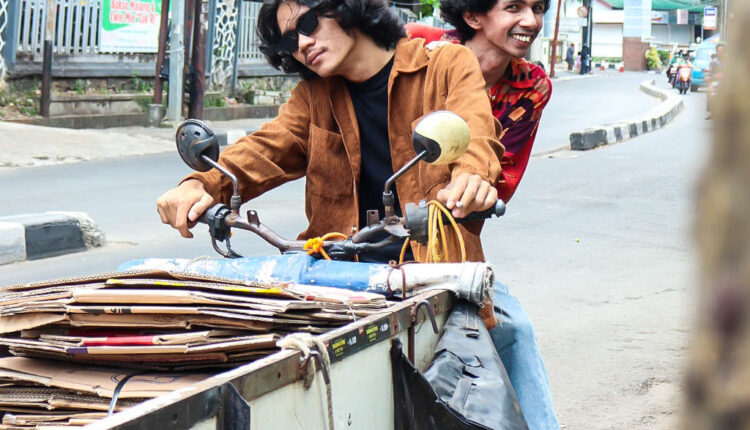 Dua musisi, Aldy Amis dan Enau. (Foto: Istimewa)