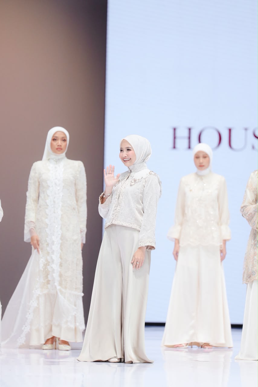 House of Syaira debut di IFW 2026 lewat koleksi Blossomea yang anggun, elegan, dan penuh detail premium.